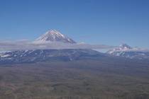 Камчатка Корякский и Авачинский вулканы Вид с воздуха на два вулкана